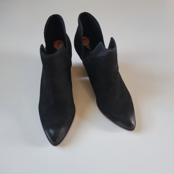 Frye Reyna Cut Out ancke booties size 7. - Picture 2 of 12